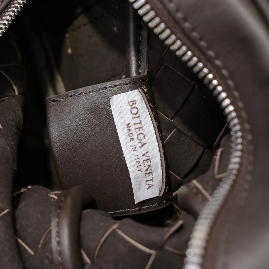 Batch 1480 BV lntrecciato woven leather crossbody bag. The zipper opens and closes, and the space is too large. It meets the daily needs of going out on the street. There are no problems with mobile phones 📱 wallets 👛 power bank 🔋. The weaving process is used, and the texture of the upper body 🔝 is very high-end. Style number: 7100 Size: 25*7.5